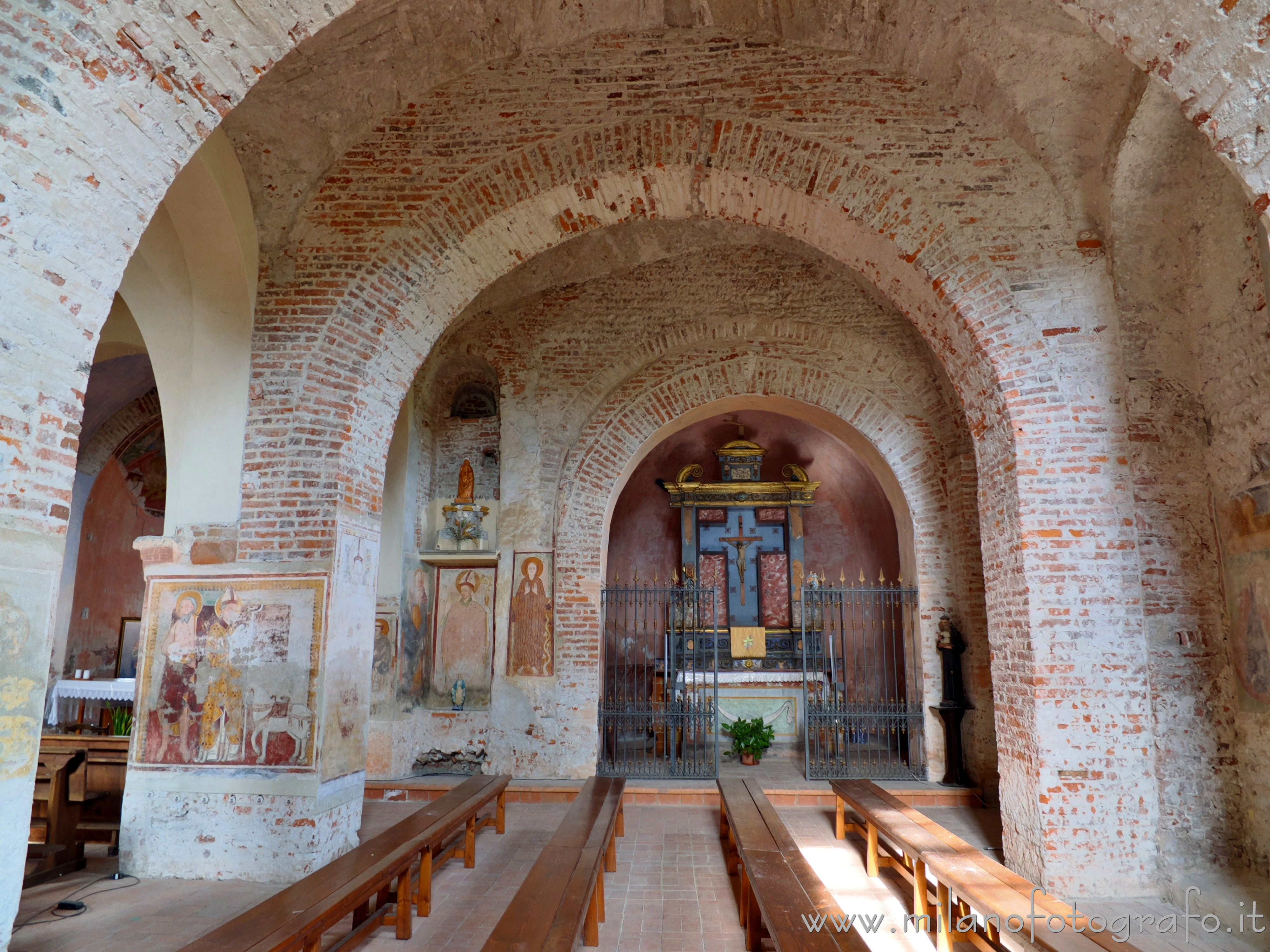 Lenta (Vercelli) - Navata destra della Pieve di Santo Stefano